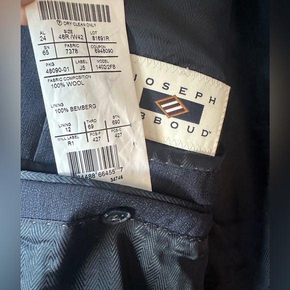 Joseph Abboud Two-Piece Navy Wool suit 48R - Picture 3 of 6